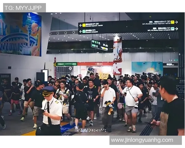 球星与粉丝亲密互动精彩瞬间回顾,感受球场内外的温馨与热情 球星与粉丝亲密互动精彩瞬间回顾,感受球场内外的温馨与热情